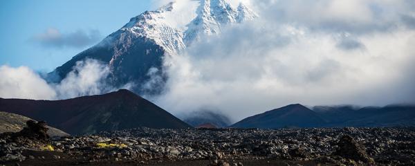 乘坐直升机游览托尔巴奇克火山