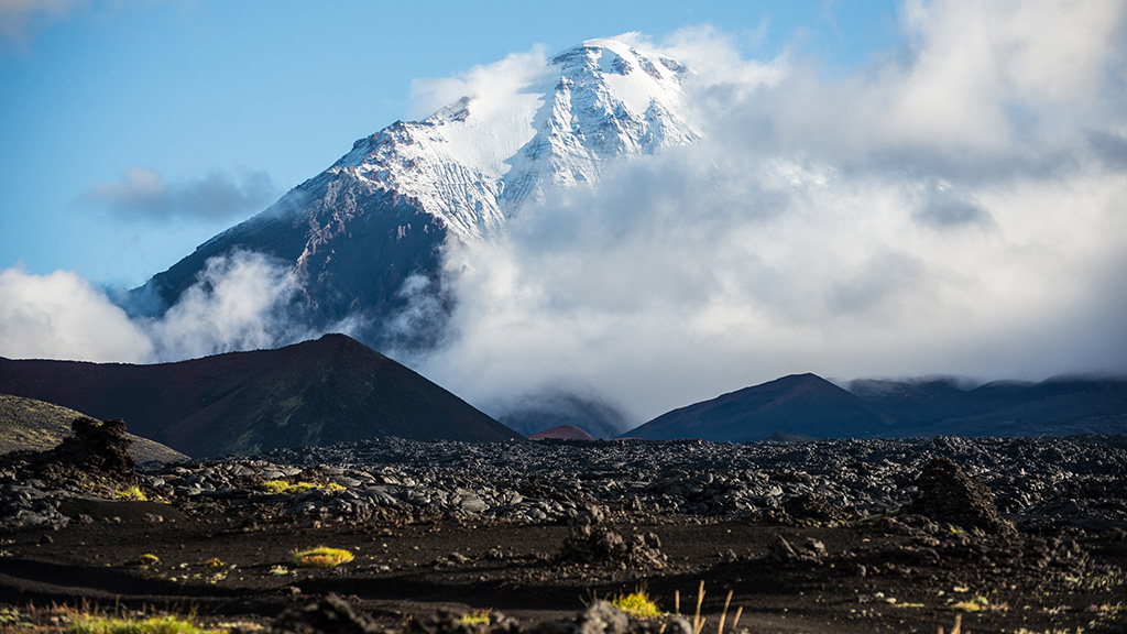 乘坐直升机游览托尔巴奇克火山